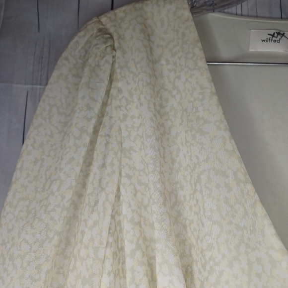 Aritiza Wilfred Wistful Blouse Smocked V-neck Contemporary blouse - Picture 9 of 16